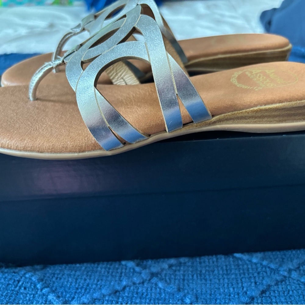 Andre Assous Nature Silver Featherweight Sandals Women's Size 6 - Picture 5 of 6